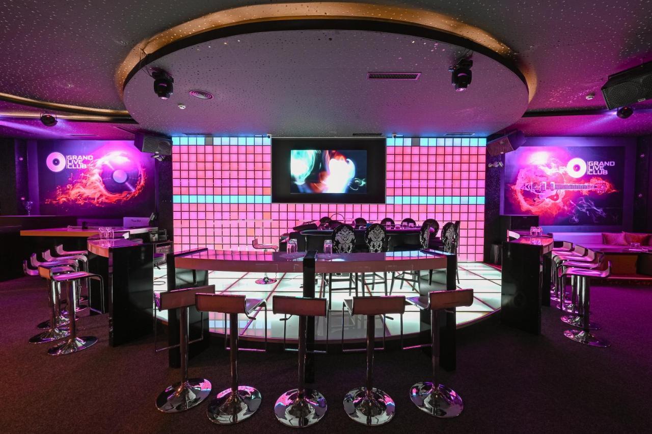 Grand Hotel Velingrad Kültér fotó The Virgin Radio studio