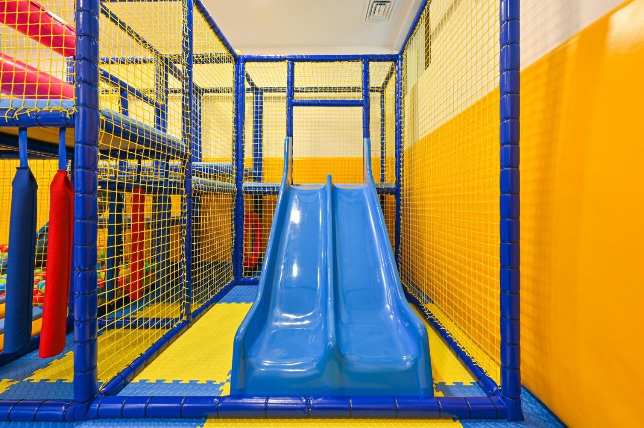Grand Hotel Velingrad Kültér fotó A slide in a play area
