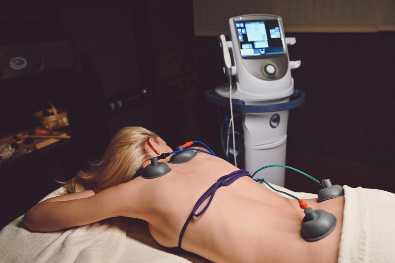 Grand Hotel Velingrad Kültér fotó A woman receiving electroacupuncture treatment