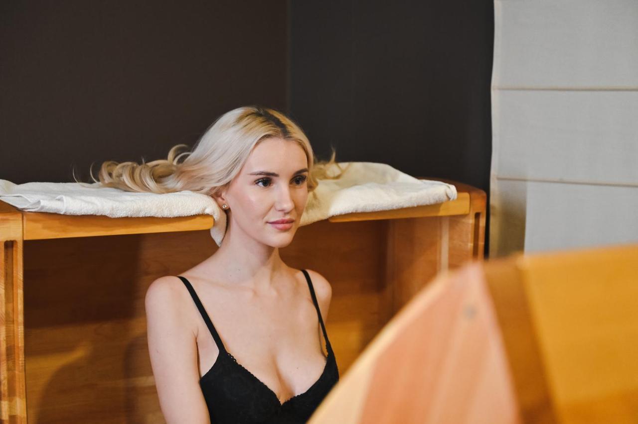 Grand Hotel Velingrad Kültér fotó A woman in a spa
