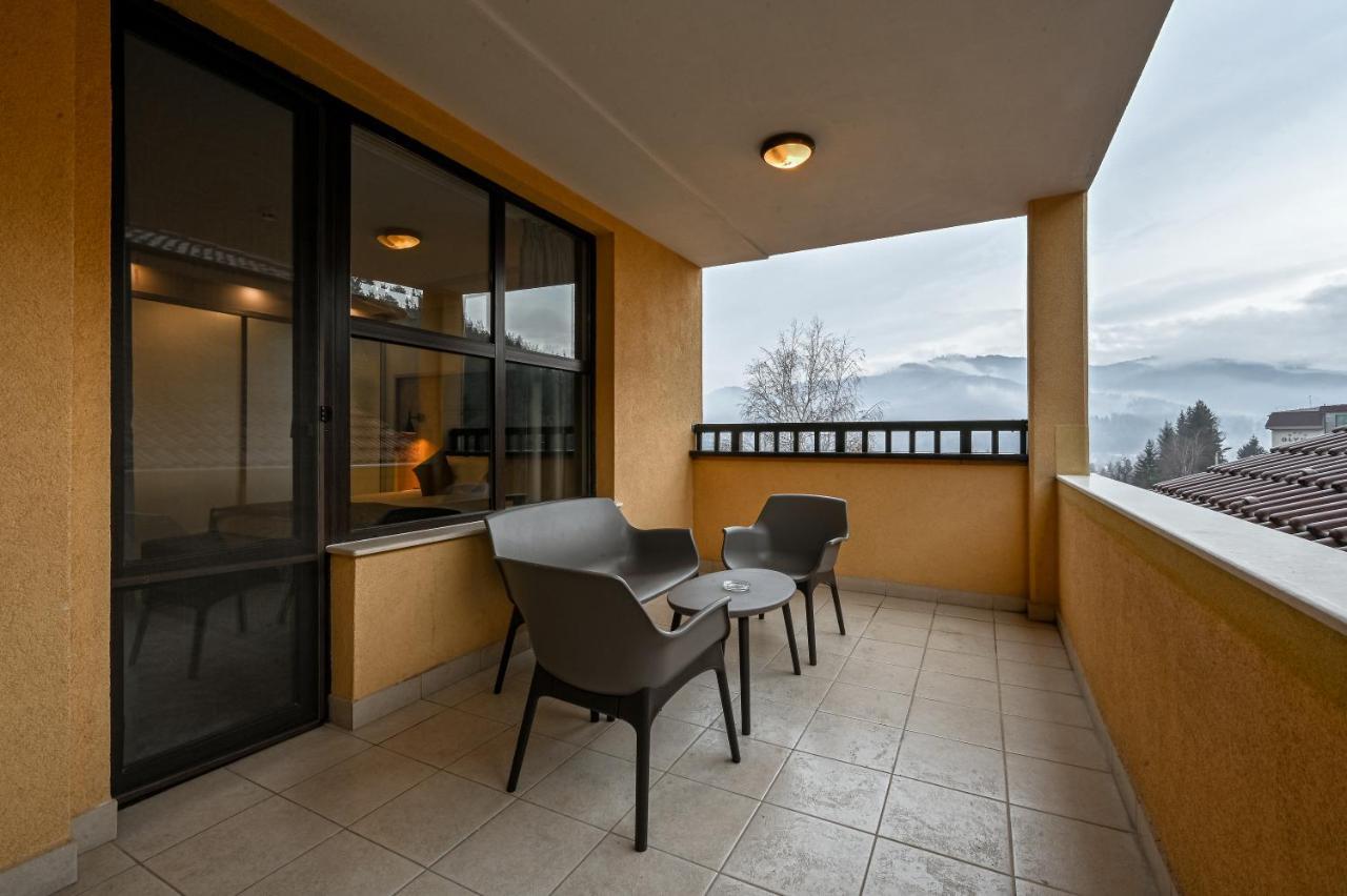 Grand Hotel Velingrad Kültér fotó A balcony