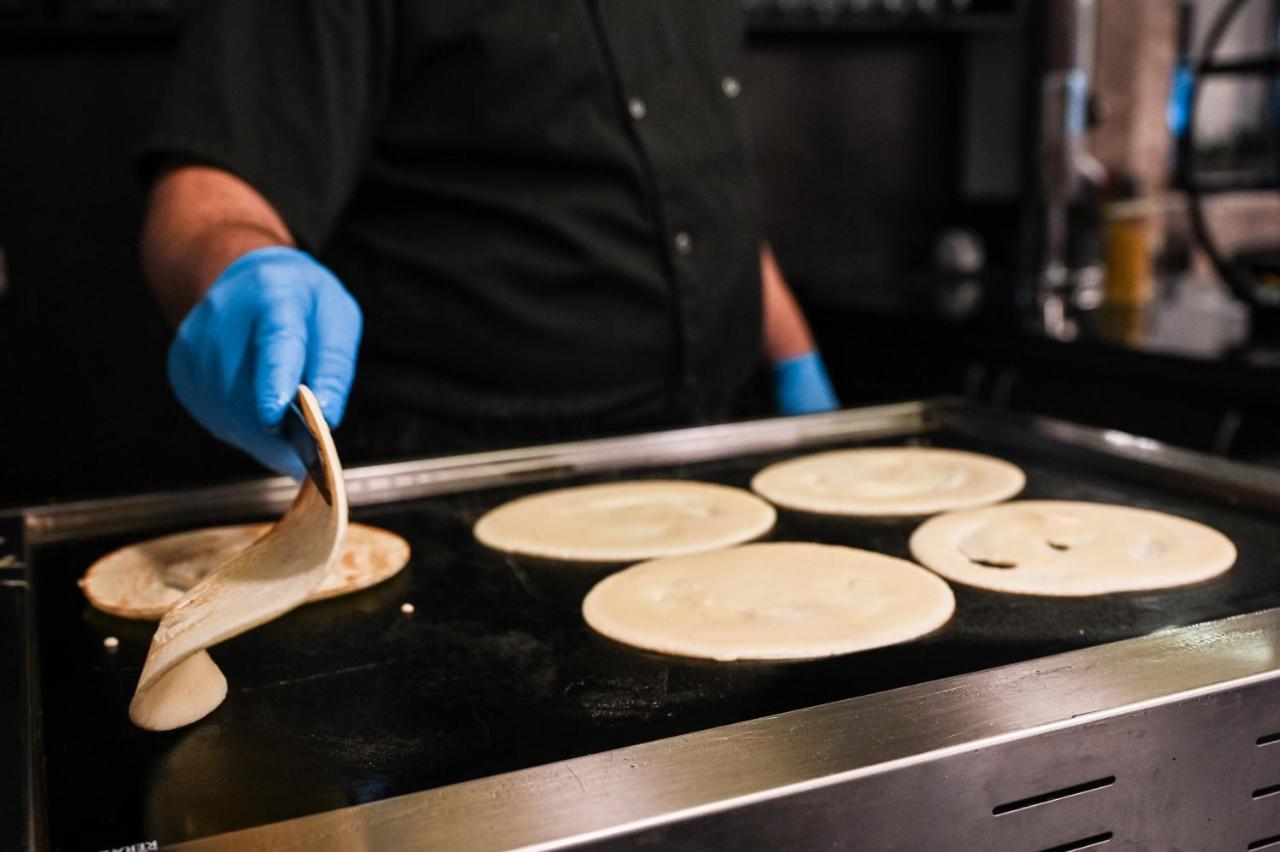 Grand Hotel Velingrad Kültér fotó Preparation of chapati