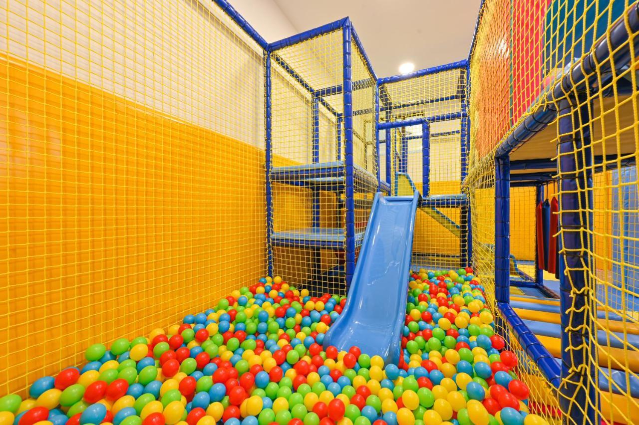Grand Hotel Velingrad Kültér fotó A ball pit