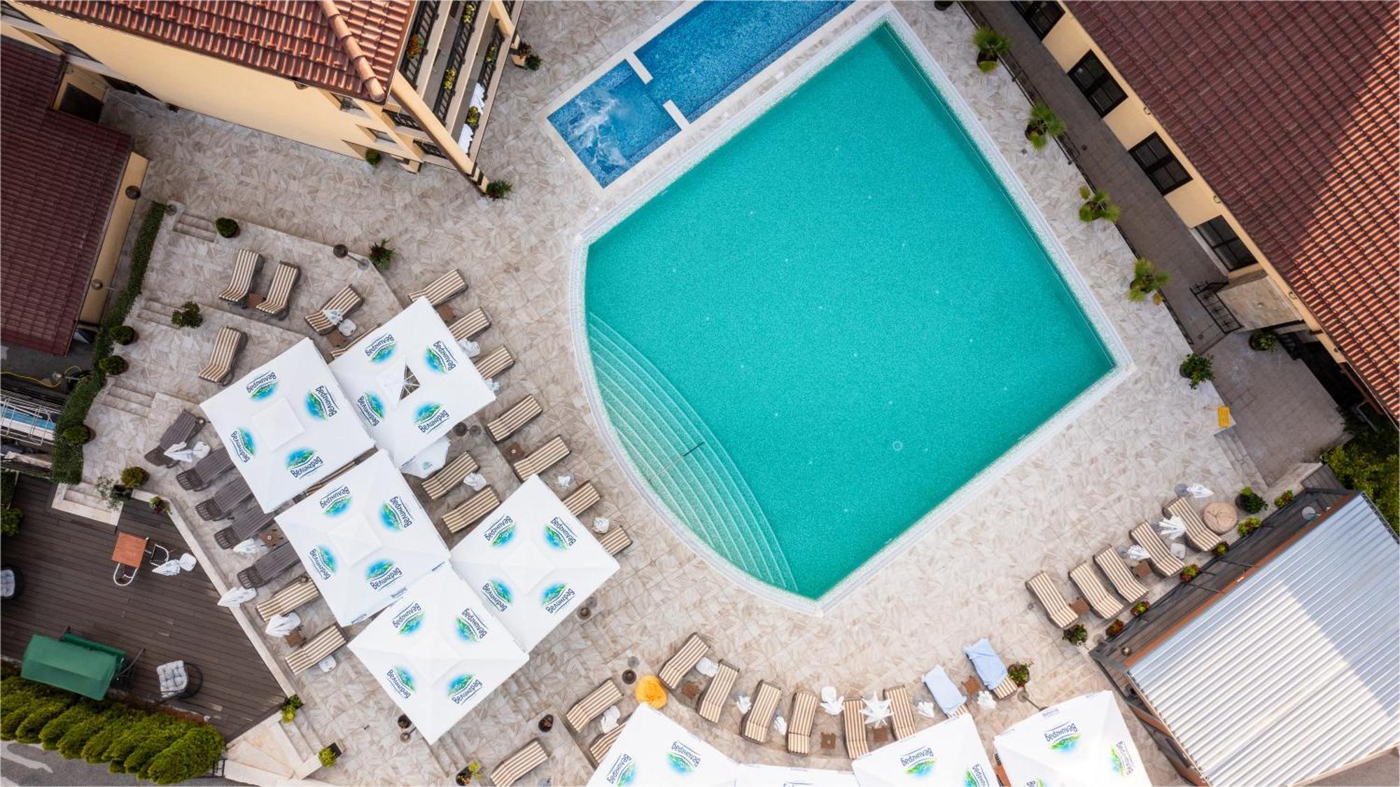 Grand Hotel Velingrad Kültér fotó Aerial view of a swimming pool