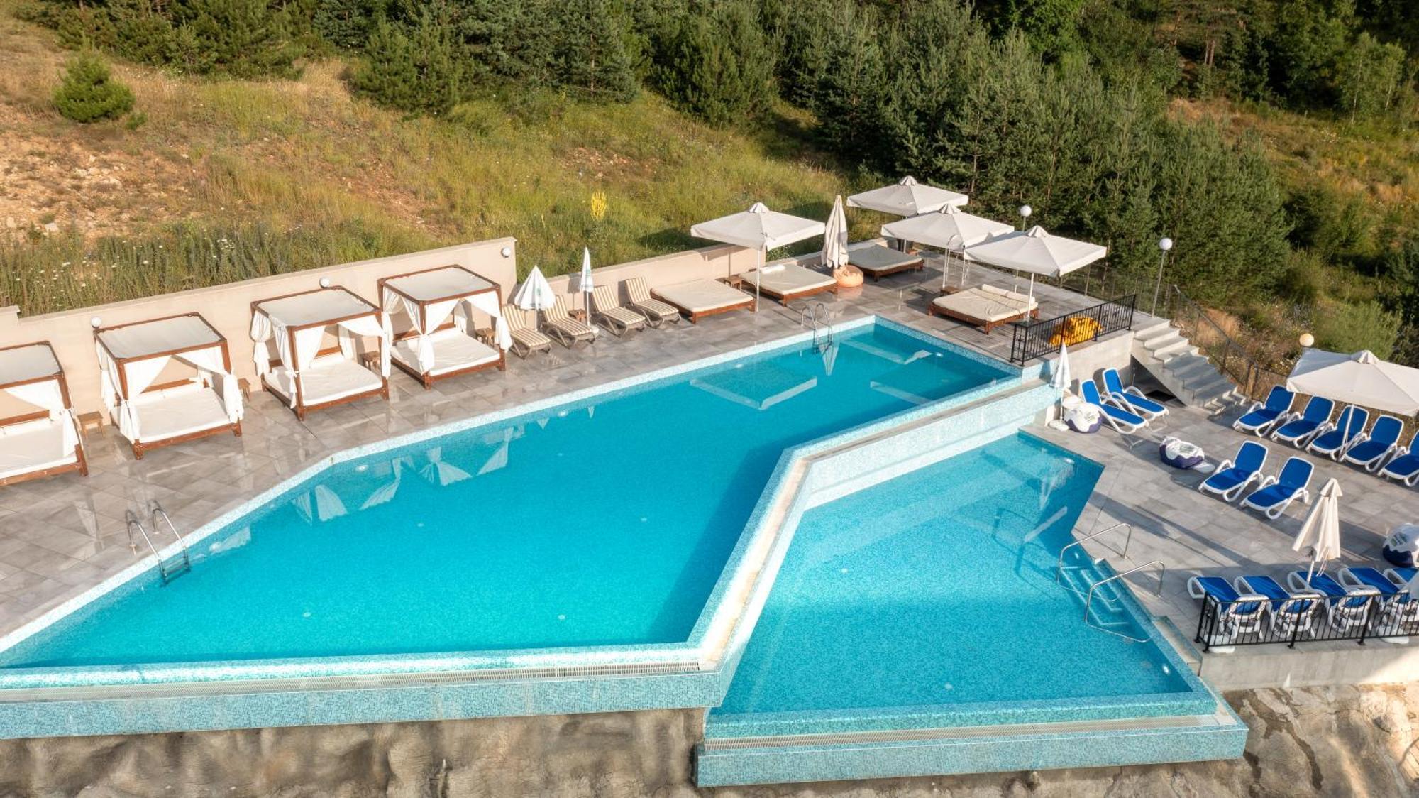 Grand Hotel Velingrad Kültér fotó The swimming pool at the hotel
