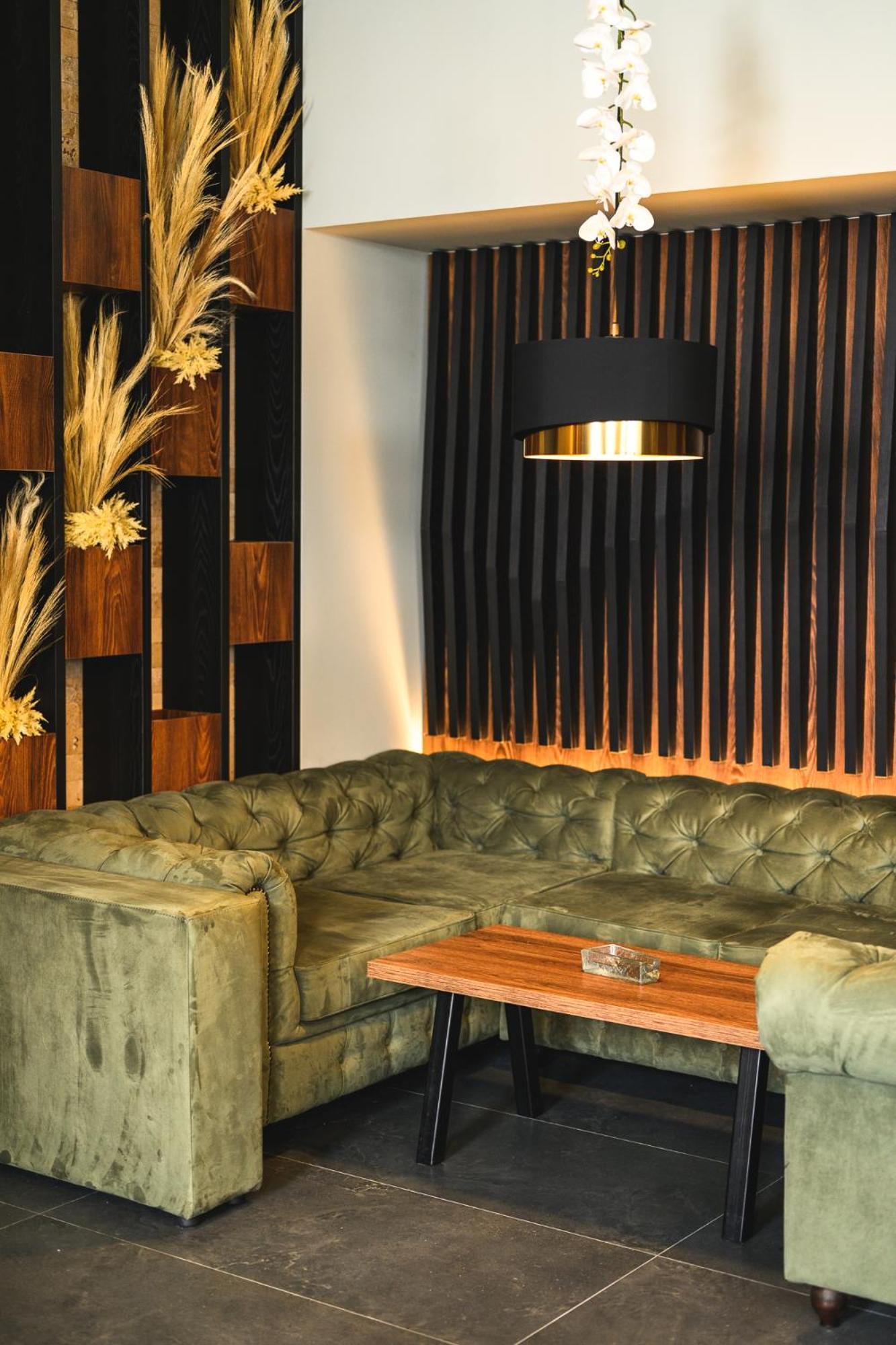 Grand Hotel Velingrad Kültér fotó A leather sofa