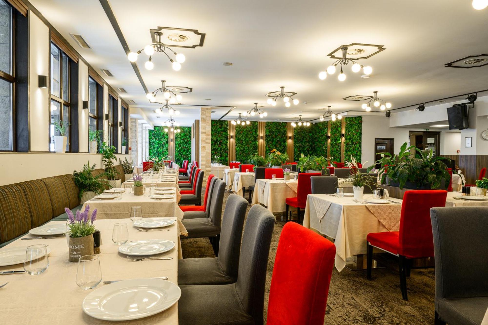 Grand Hotel Velingrad Kültér fotó Restaurant interior